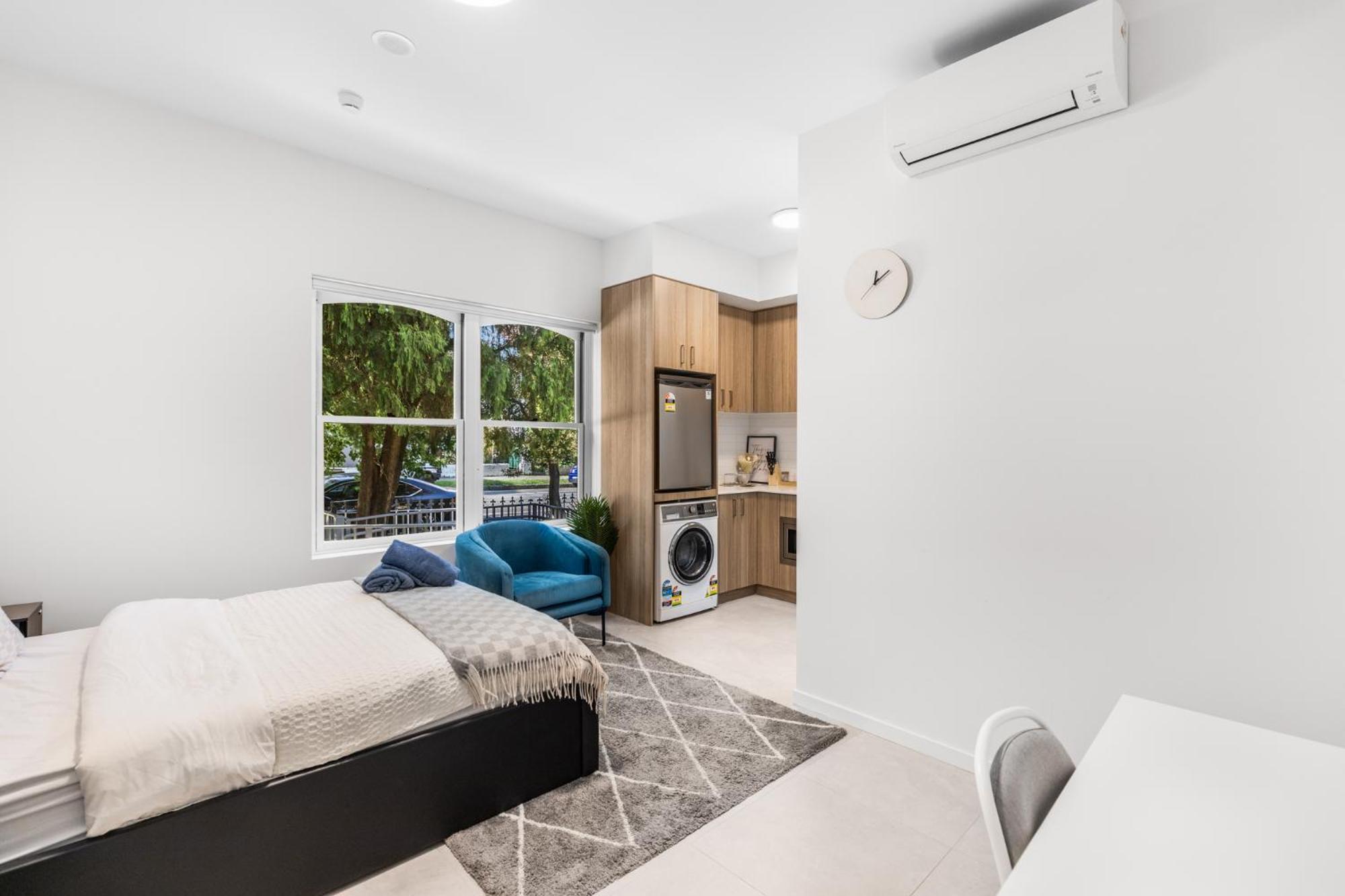 Cozy, Morden And Independent In With Private Kitchen & Bathroom Apartment